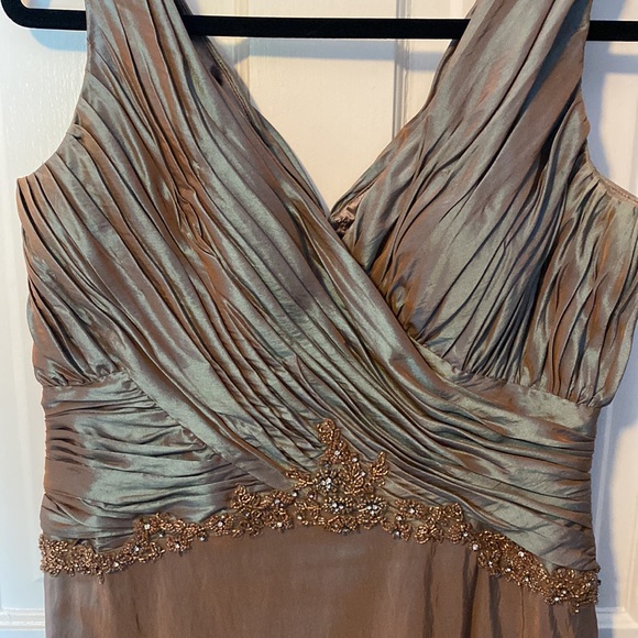 Formal gown - Picture 3 of 6